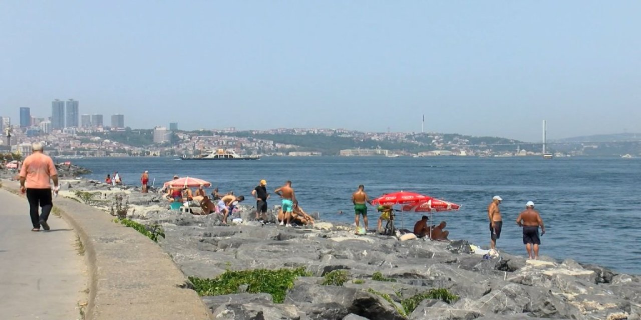 İstanbul da sıcak havadan bunalanlar denize girerek serinledi İşte o