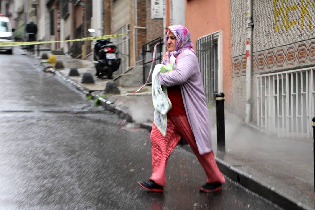 Şişli'de panik anları: Yer altı kabloları yandı, rögar patladı 6