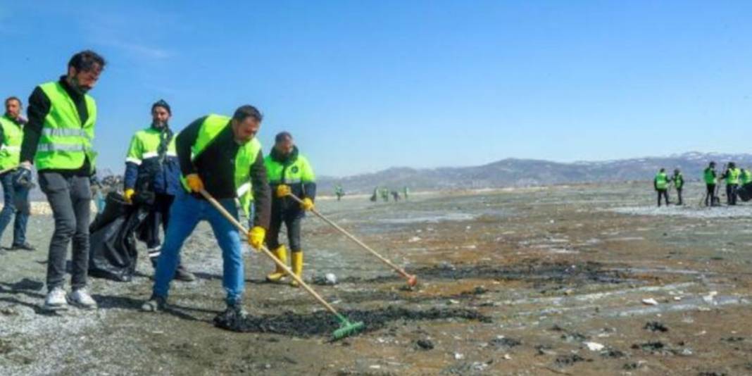 Van Gölü sahilinden 45 ton çöp toplandı 4