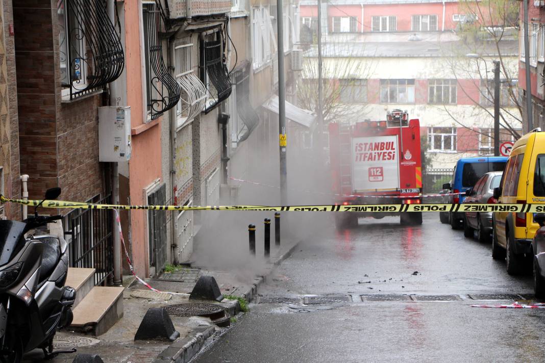 Şişli'de panik anları: Yer altı kabloları yandı, rögar patladı 1