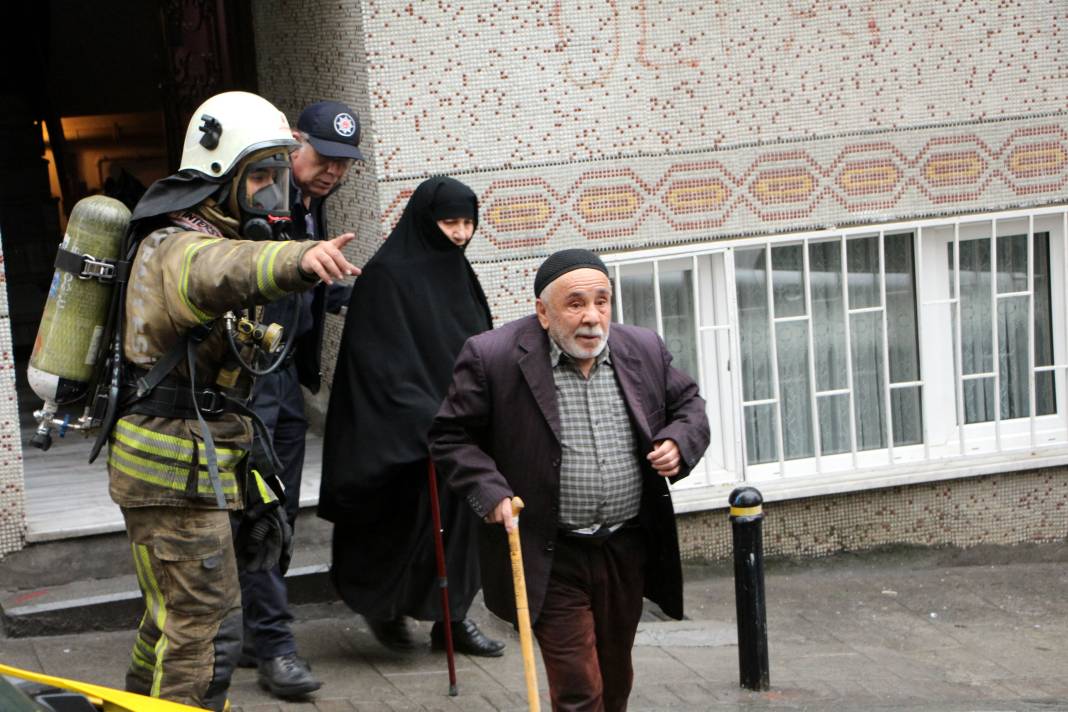 Şişli'de panik anları: Yer altı kabloları yandı, rögar patladı 4
