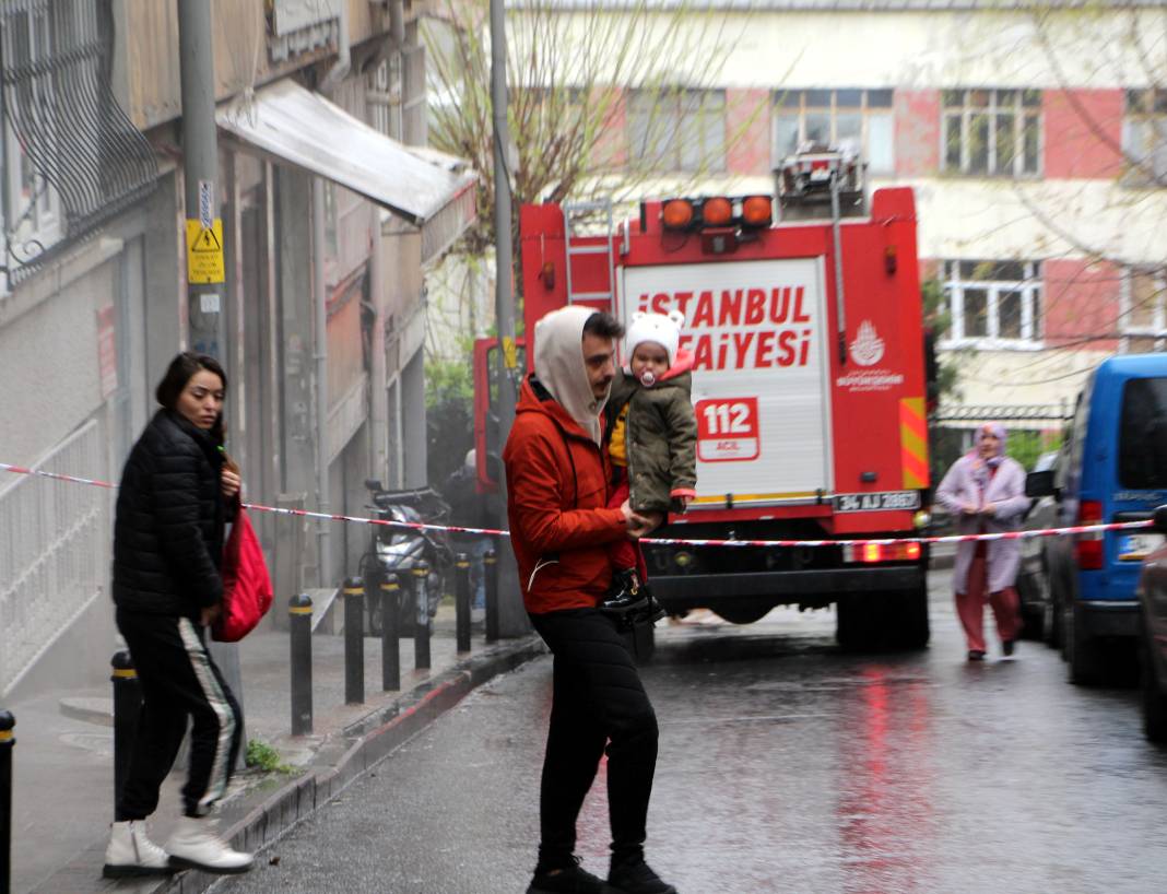 Şişli'de panik anları: Yer altı kabloları yandı, rögar patladı 2