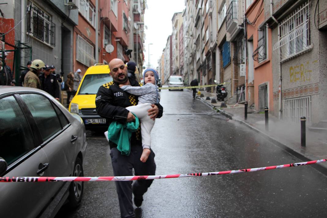 Şişli'de panik anları: Yer altı kabloları yandı, rögar patladı 5