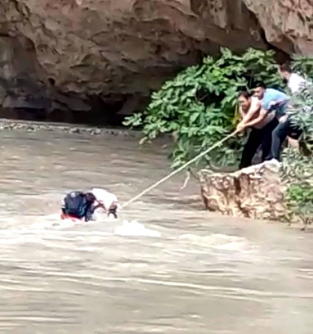 Kapıkaya Kanyonu'na pikniğe giden yedi kişi sular yükselince mahsur kaldı 3