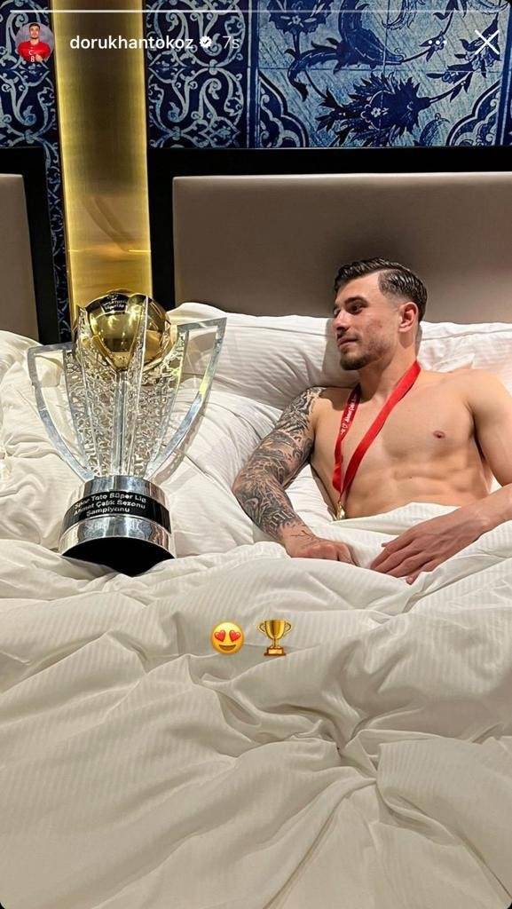 Trabzonspor oyuncuları kupayla yatağa girdi 4