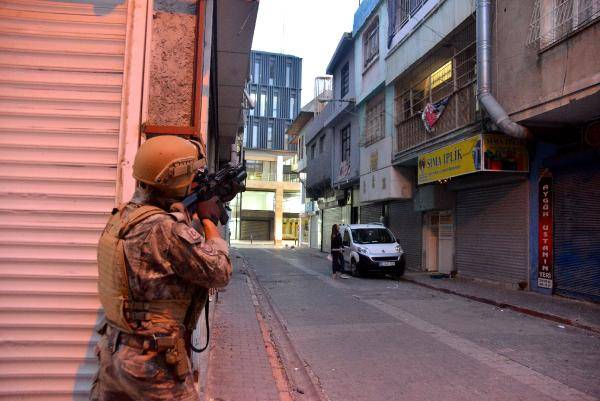 Adana'da şafak baskını: 35 gözaltı 2