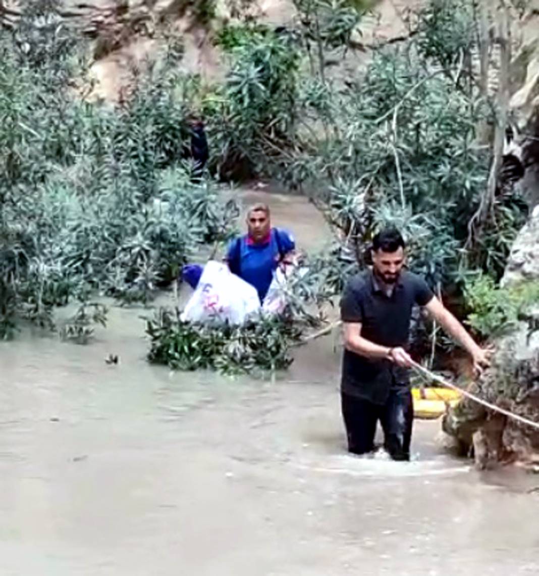 Kapıkaya Kanyonu'na pikniğe giden yedi kişi sular yükselince mahsur kaldı 1