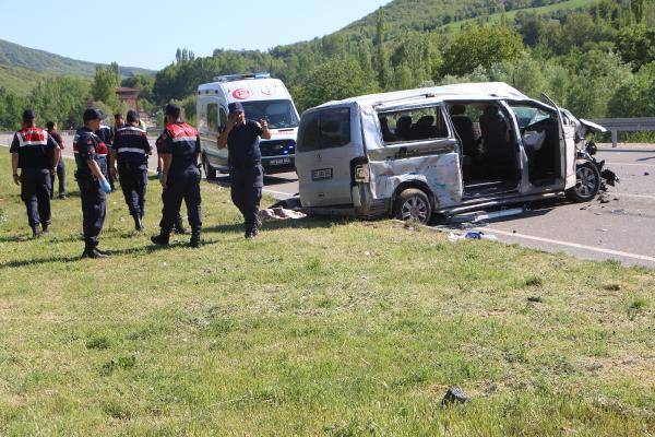 İşçileri taşıyan minibüs otomobille çarpıştı: İki ölü 4