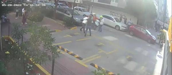 Sokak ortasında darp edilen kadını taksici kurtardı 9