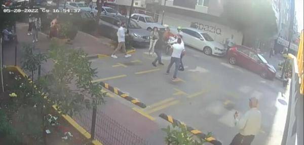 Sokak ortasında darp edilen kadını taksici kurtardı 6