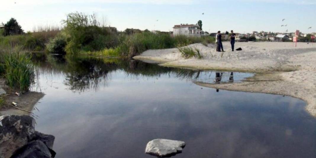 Kirlilik nedeniyle siyaha dönüşen Kınıklı Deresi Marmara Denizi'ne akıyor 3