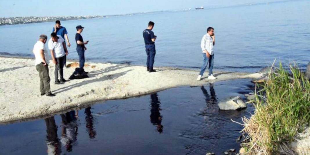 Kirlilik nedeniyle siyaha dönüşen Kınıklı Deresi Marmara Denizi'ne akıyor 2