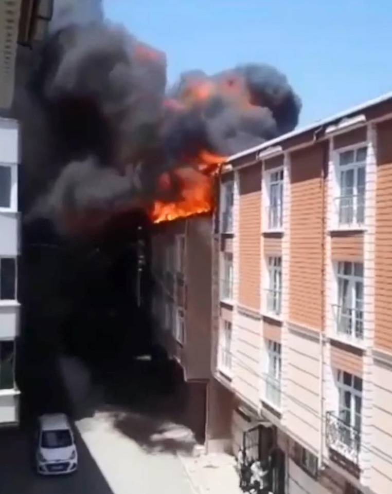 Esenler'de iki katlı binanın çatısı alev alev yandı 2