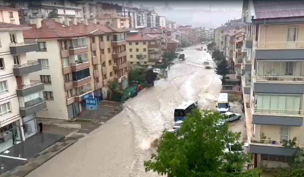 Ankara'da şiddetli yağmur: Yollar göle döndü, evleri su bastı 1
