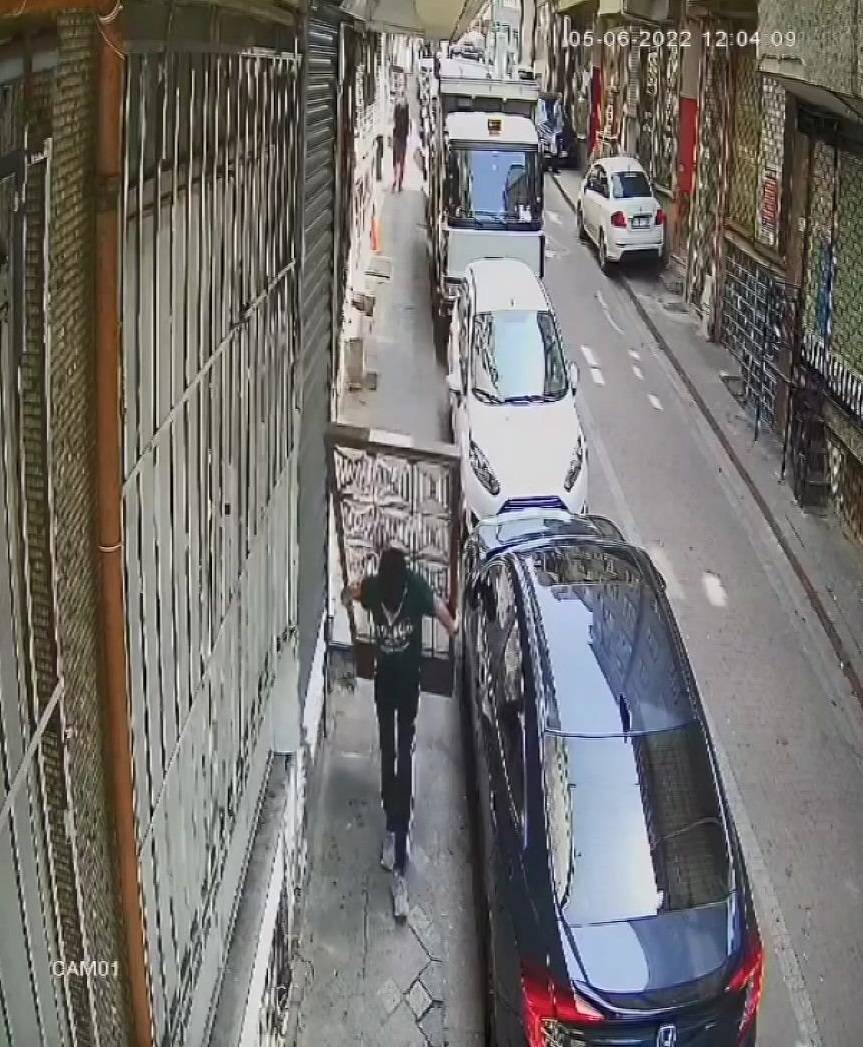 Apartman kapısını sırtlayarak çaldı: 'Hırsız gelip bizi yataktan alabilir, korkuyoruz' 3