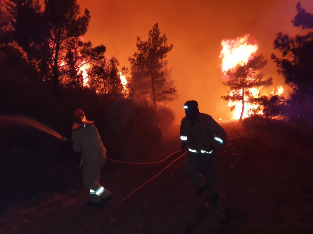 Marmaris'te yaklaşık 400 hektarlık orman kül oldu: Alevler Okluk Koyu'na ilerliyor 1