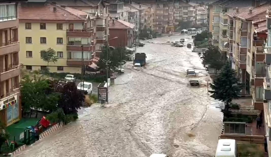 Ankara'da şiddetli yağmur: Yollar göle döndü, evleri su bastı 6