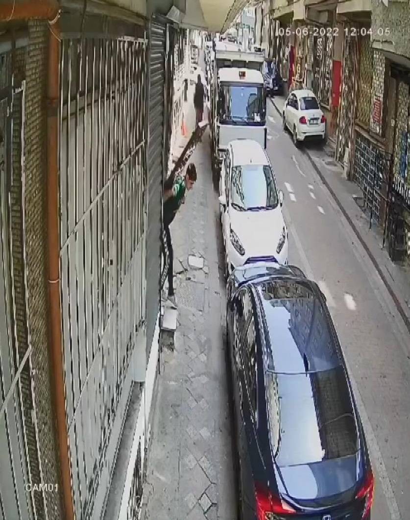 Apartman kapısını sırtlayarak çaldı: 'Hırsız gelip bizi yataktan alabilir, korkuyoruz' 1