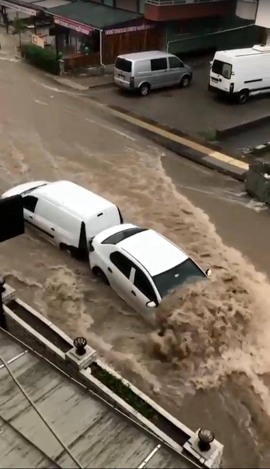 Ankara'da şiddetli yağmur: Yollar göle döndü, evleri su bastı 5