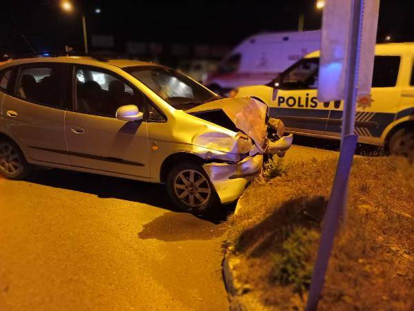 Alkollü sürücü polis aracına çarptı 3