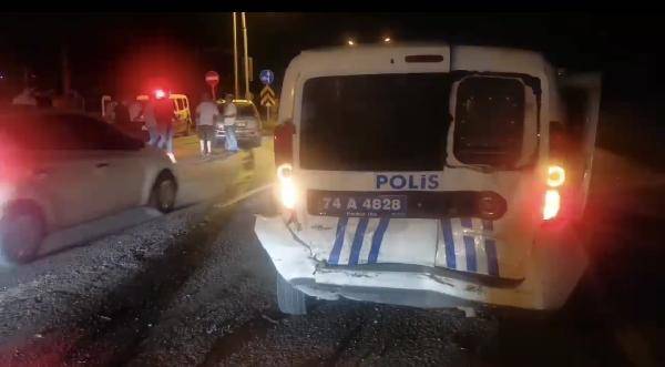 Alkollü sürücü polis aracına çarptı 1