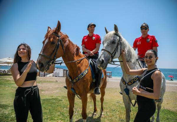 Yılkı atları kafa dinledi, polis atları gürültü eğitiminden geçti 17