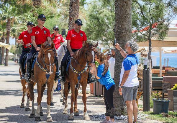 Yılkı atları kafa dinledi, polis atları gürültü eğitiminden geçti 13