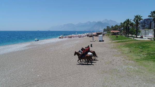 Yılkı atları kafa dinledi, polis atları gürültü eğitiminden geçti 7