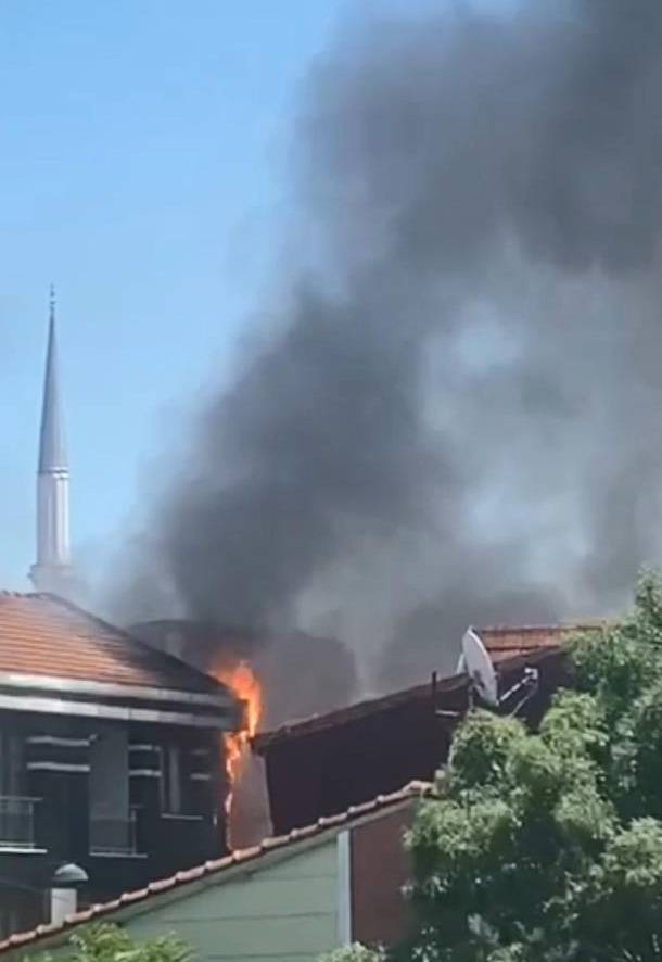 Esenler'de iki katlı binanın çatısı alev alev yandı 1