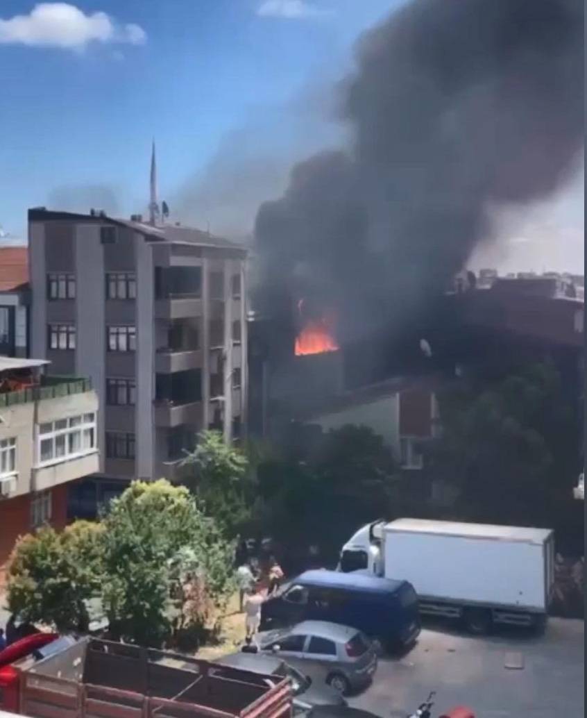 Esenler'de iki katlı binanın çatısı alev alev yandı 4