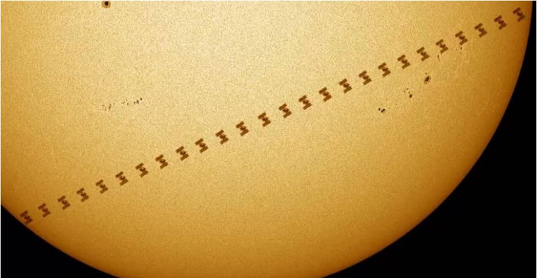 Uluslararası Uzay İstasyonu'nun Güneş'in etrafındaki silüeti görüntülendi 1