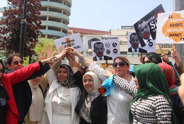 Tanju Özcan, kendisinin protesto edildiği gösteriyi dans ederek izledi 9