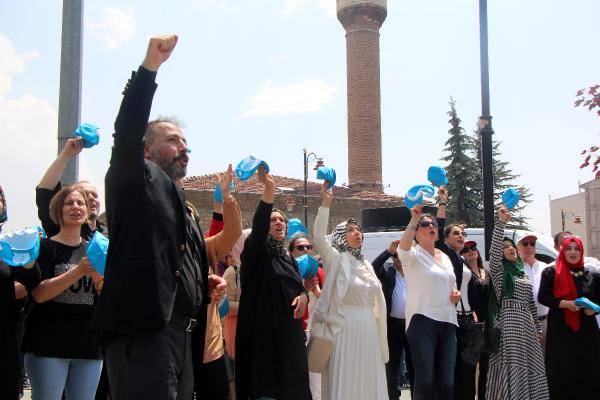 Tanju Özcan, kendisinin protesto edildiği gösteriyi dans ederek izledi 6