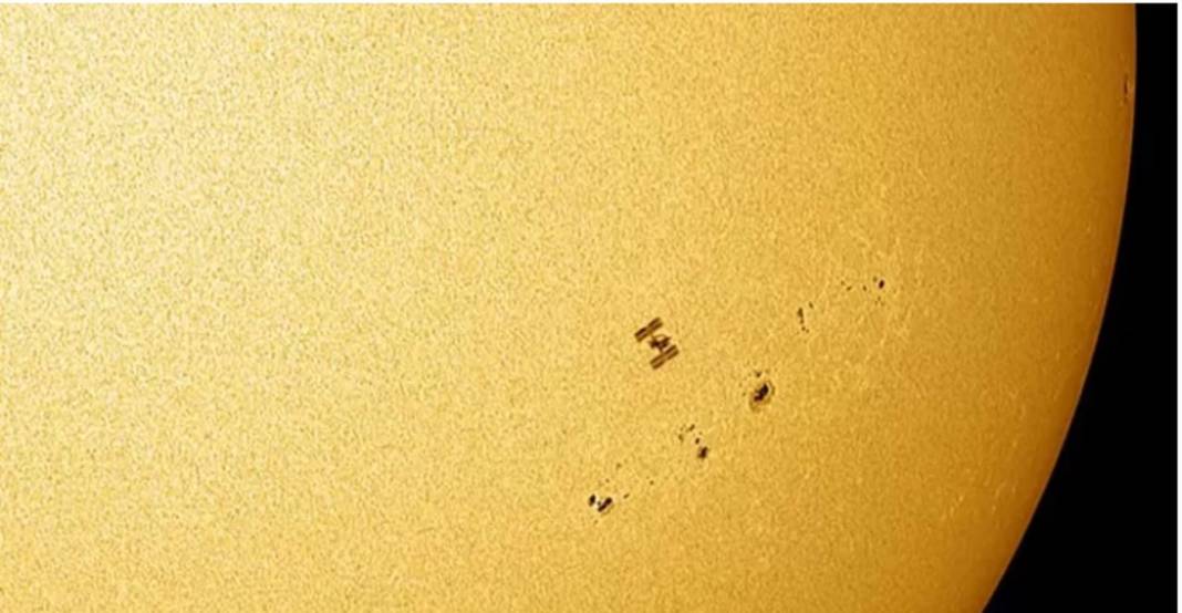 Uluslararası Uzay İstasyonu'nun Güneş'in etrafındaki silüeti görüntülendi 4