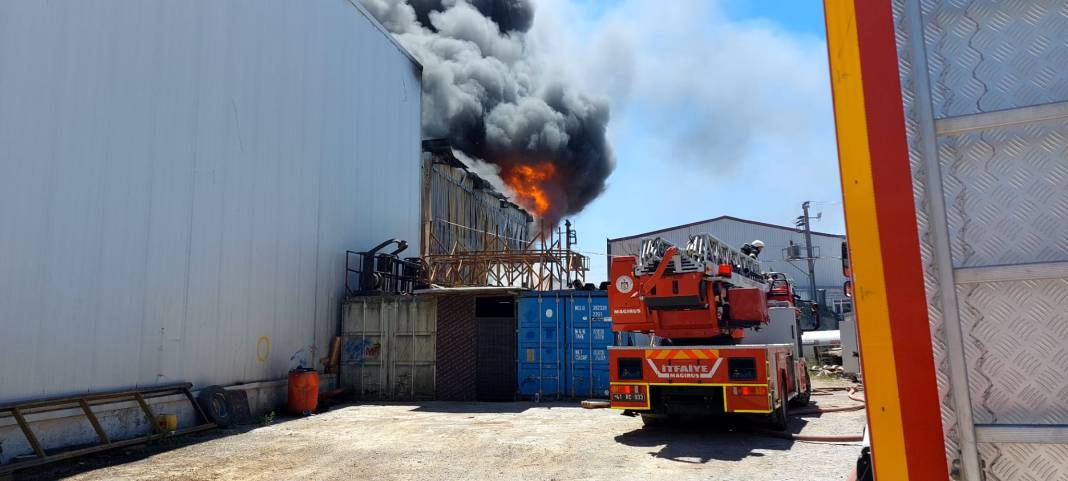 Gebze'de boya fabrikasında yangın söndürüldü 3