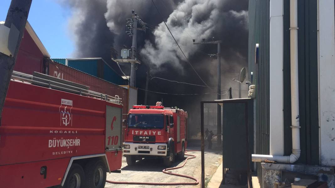 Gebze'de boya fabrikasında yangın söndürüldü 4