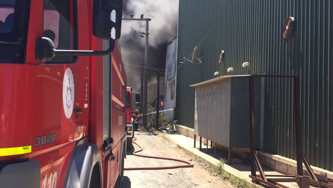 Gebze'de boya fabrikasında yangın söndürüldü 2