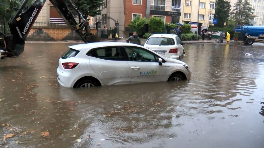 İstanbul'da yoğun yağmur: Maltepe ve Beykoz'da yollar göle döndü, Kapalıçarşı'yı su bastı 3