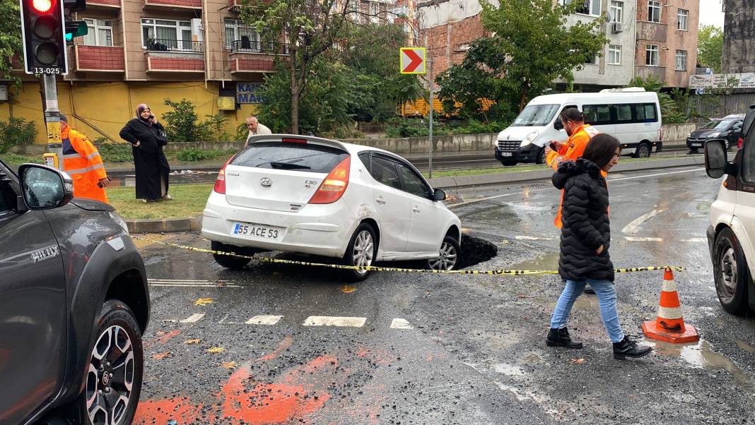 İstanbul'da yoğun yağmur: Maltepe ve Beykoz'da yollar göle döndü, Kapalıçarşı'yı su bastı 9