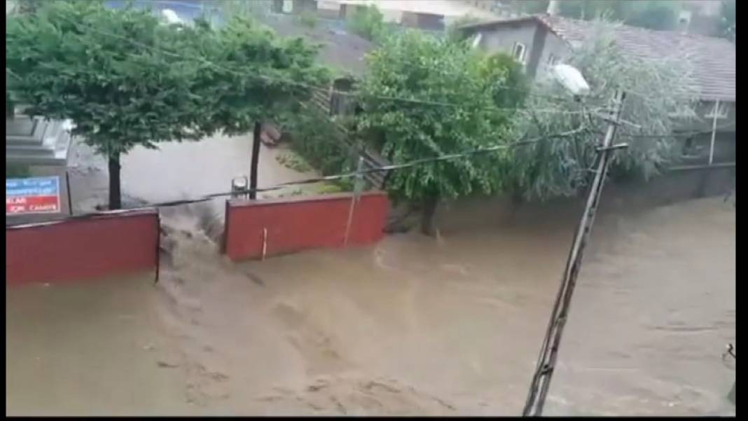 Beykoz'da Küçüksu Deresi taştı, evleri su bastı 5