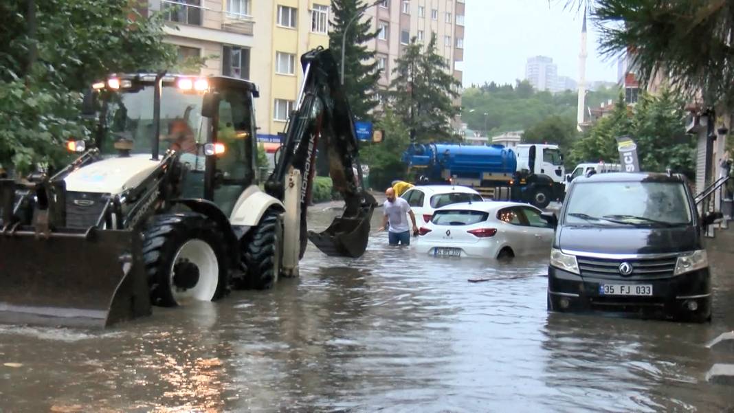 İstanbul'da yoğun yağmur: Maltepe ve Beykoz'da yollar göle döndü, Kapalıçarşı'yı su bastı 2