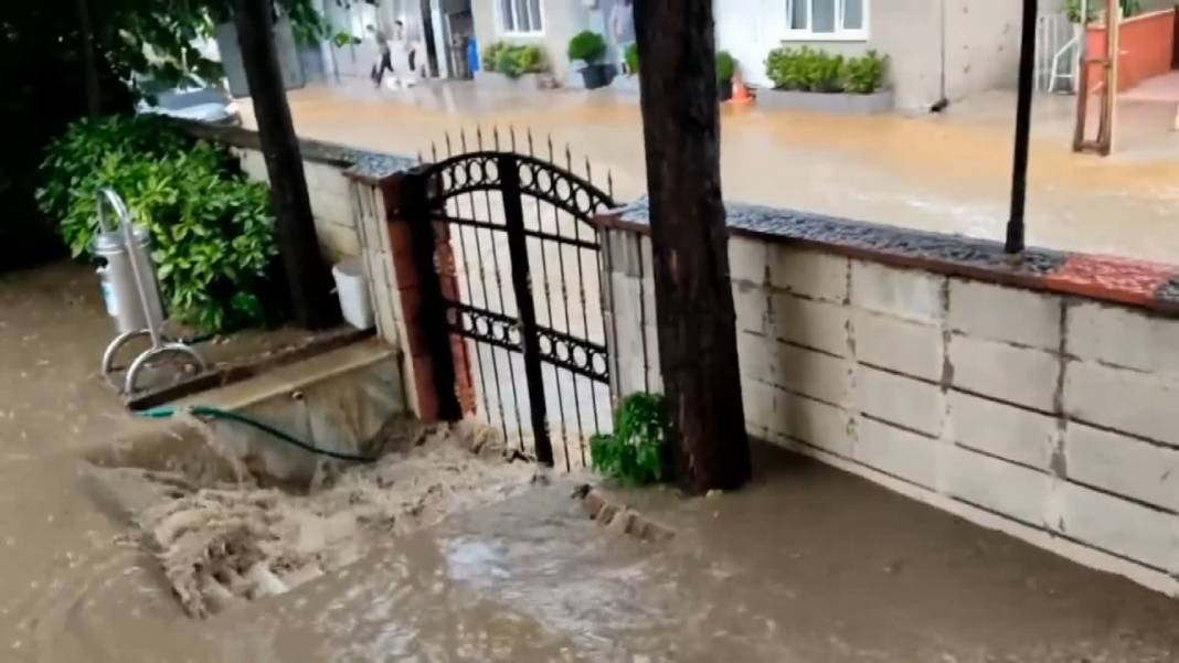 Beykoz'da Küçüksu Deresi taştı, evleri su bastı 1