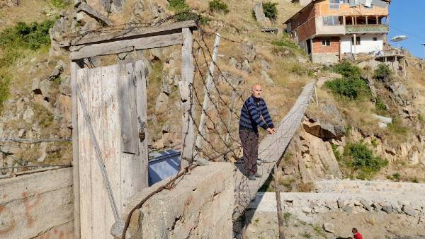 Karadeniz'de çareler tükenmez: Yolu yok, asma köprüsü var 2