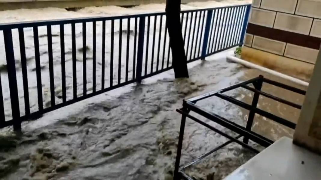 Beykoz'da Küçüksu Deresi taştı, evleri su bastı 3