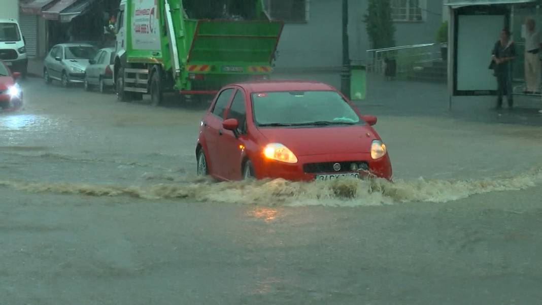 İstanbul'da yoğun yağmur: Maltepe ve Beykoz'da yollar göle döndü, Kapalıçarşı'yı su bastı 5