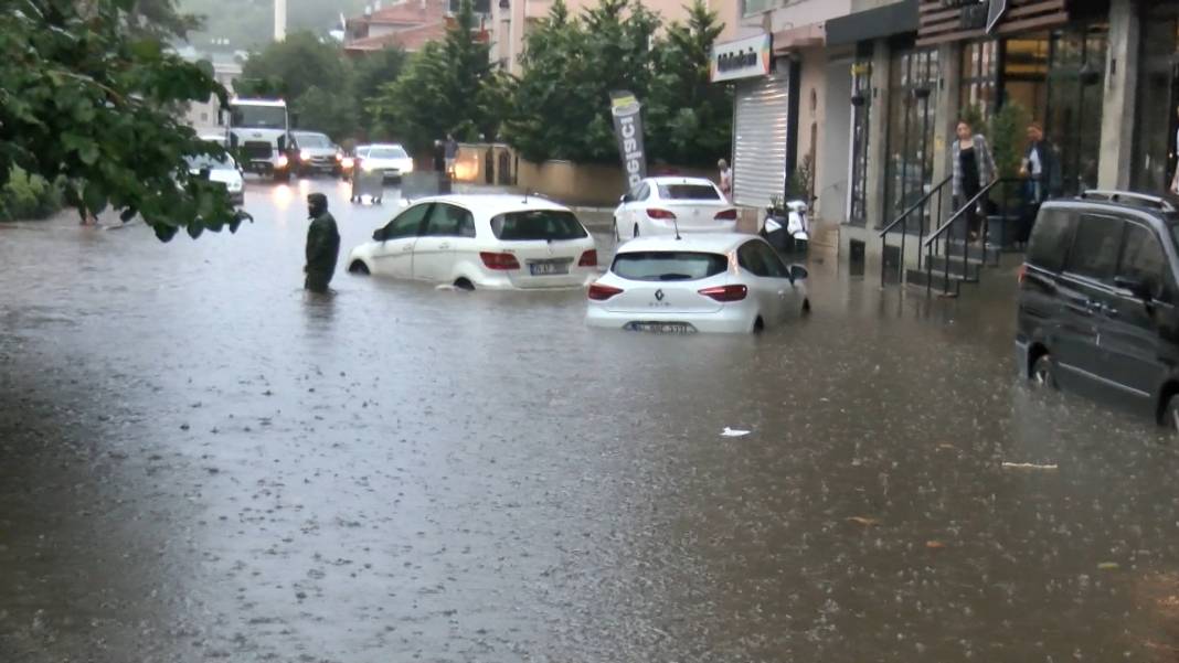 İstanbul'da yoğun yağmur: Maltepe ve Beykoz'da yollar göle döndü, Kapalıçarşı'yı su bastı 1