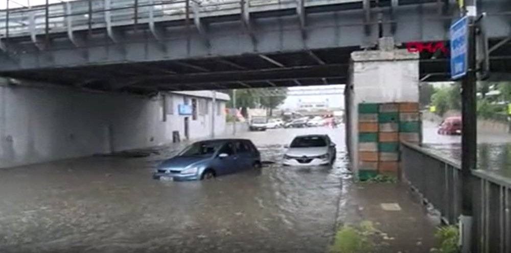 İstanbul'da yoğun yağmur: Maltepe ve Beykoz'da yollar göle döndü, Kapalıçarşı'yı su bastı 10