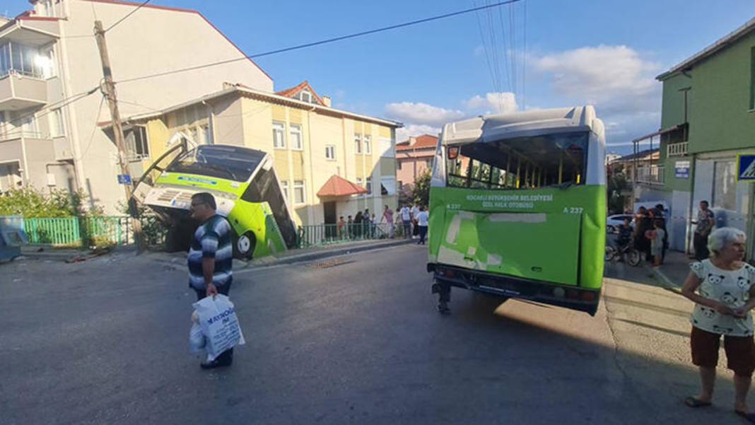 Halk otobüsü, başka otobüse çarpıp bahçeye düştü: 8 yaralı 1