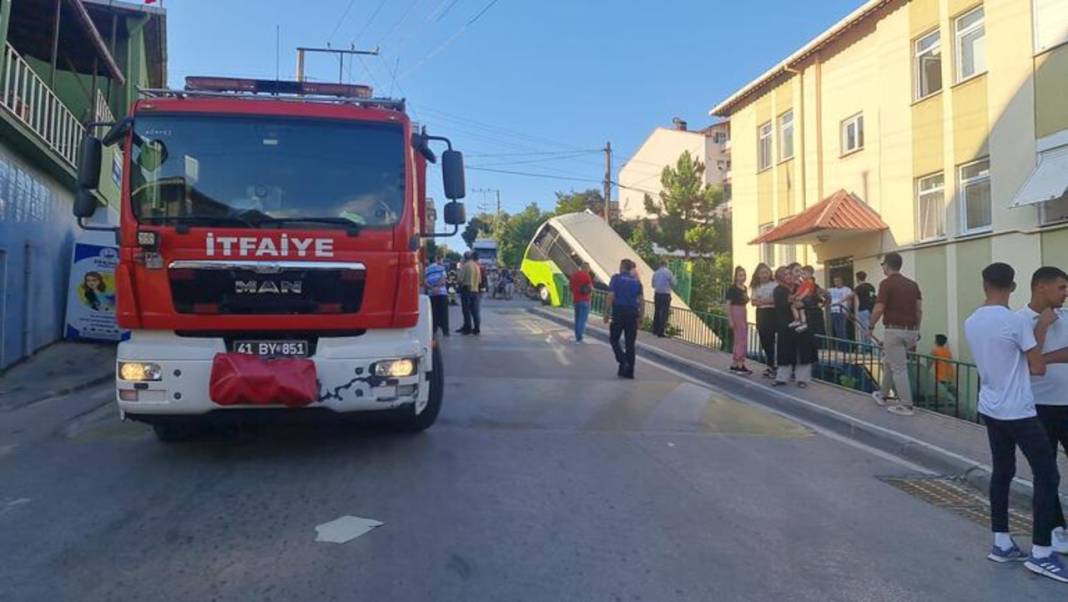 Halk otobüsü, başka otobüse çarpıp bahçeye düştü: 8 yaralı 3