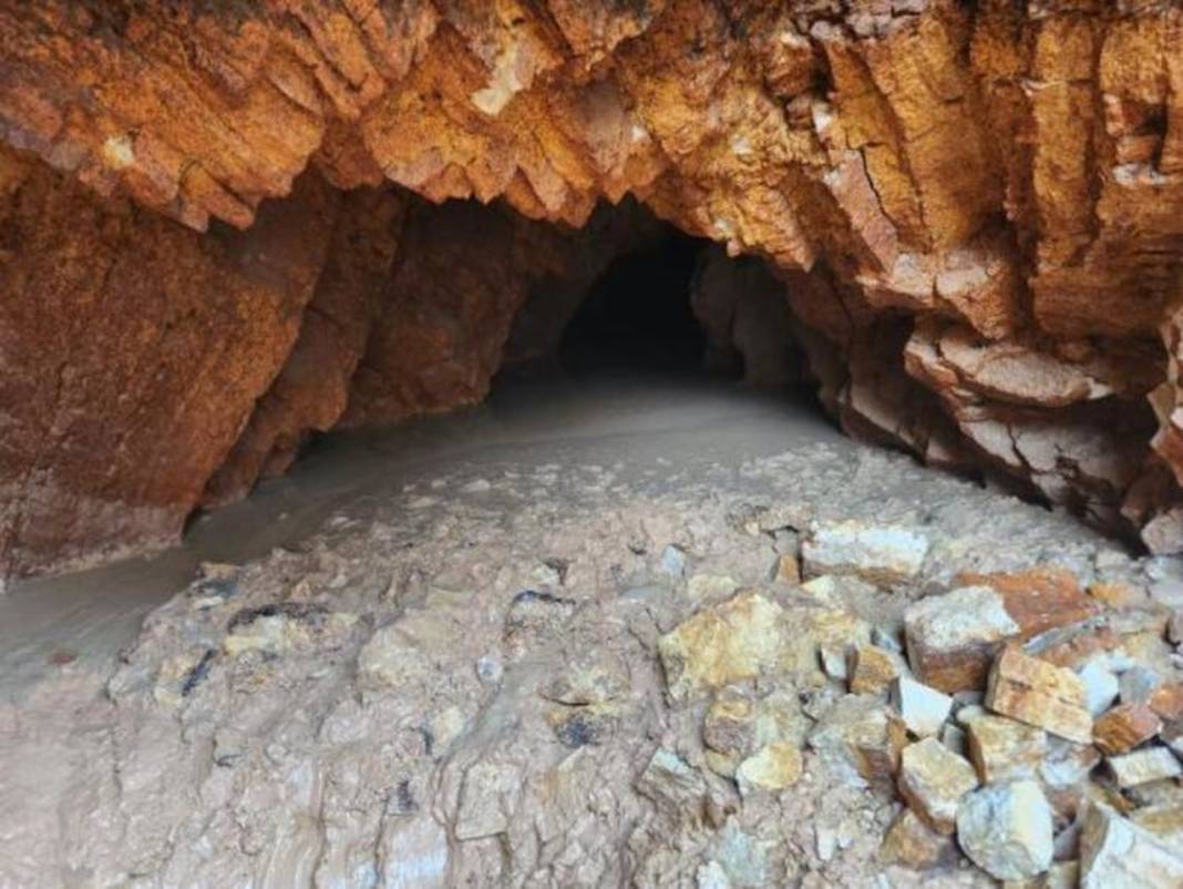 Yol çalışmasında yer altı mağarası bulundu 2